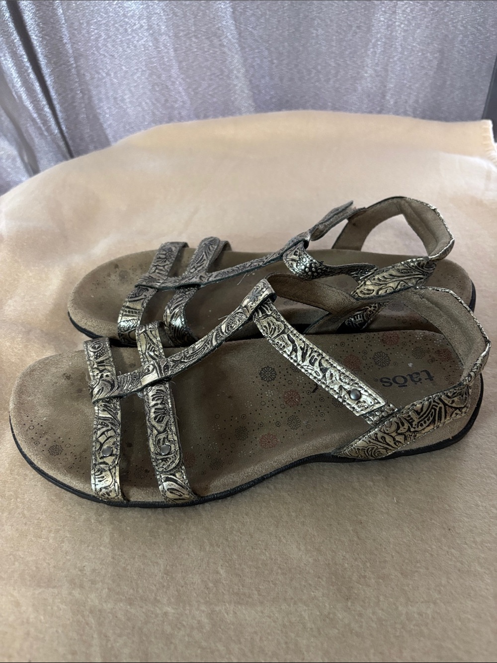 Taos Embossed Strappy Sandals in Metallic Silver Sz 8 VGUC - Picture 3 of 7